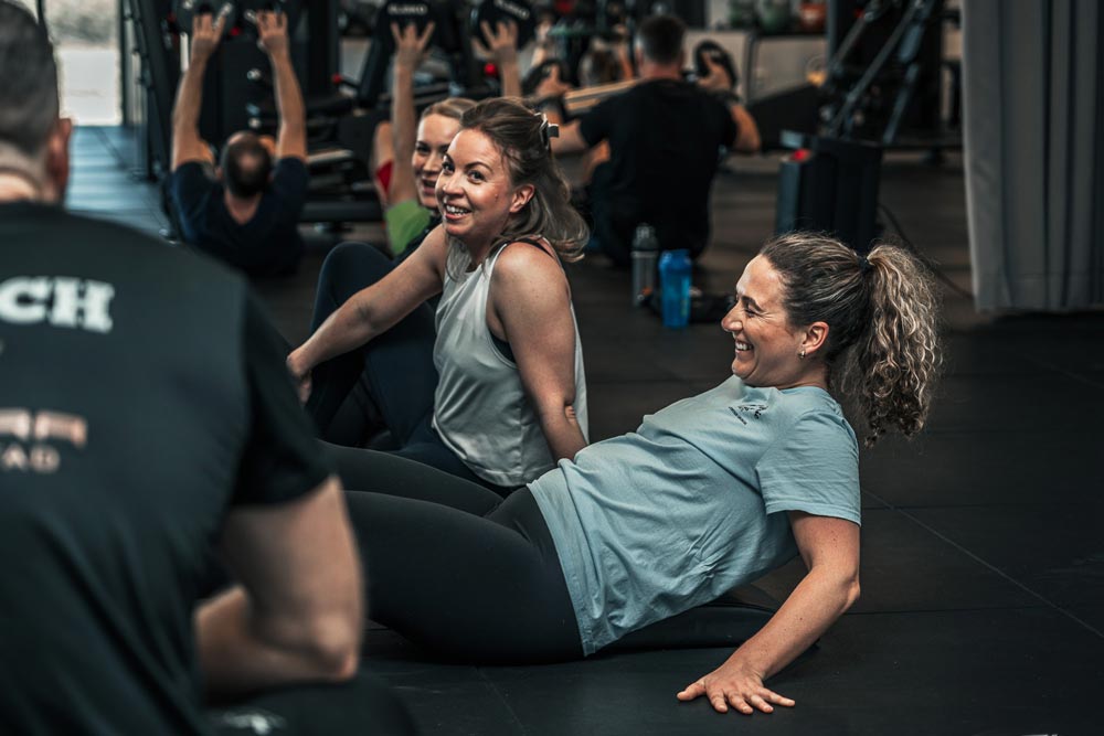 glada-kvinnor-tranar-1000px Tre kvinnor har en rolig gruppträning hos Crossfit Halmstad