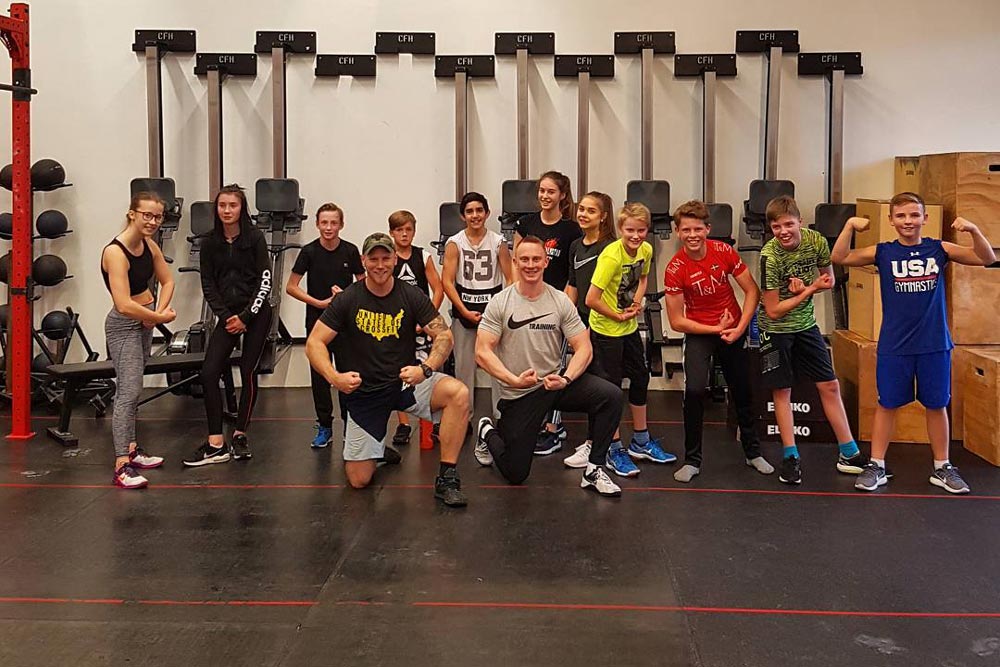 Ett team med kids som har tränat crossfit