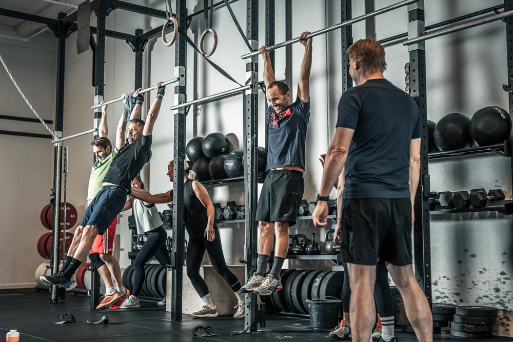hanger-1000px Tre män tränar armstyrka hos Crossfit Halmstad
