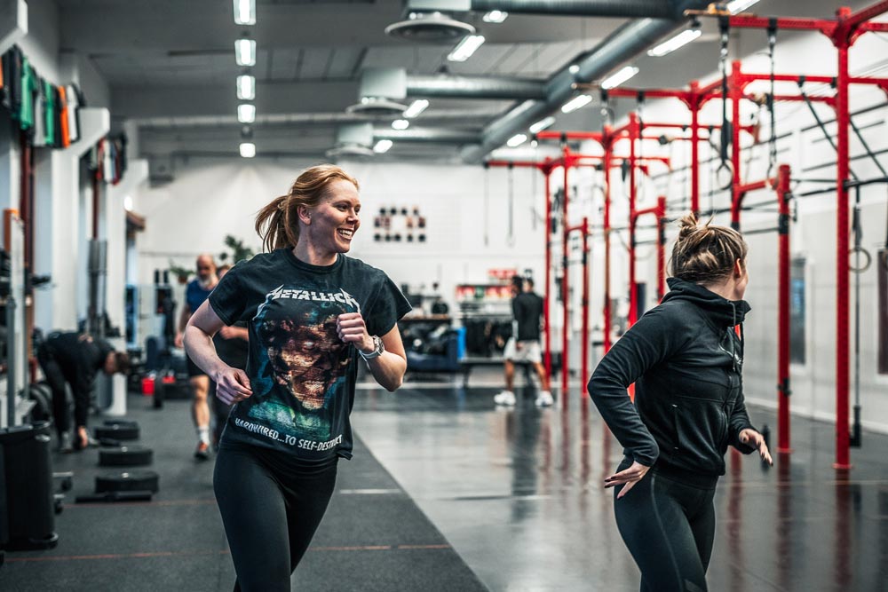 kvinna-springer-1000px En kvinna springer i en gruppträning på Crossfit Halmstad
